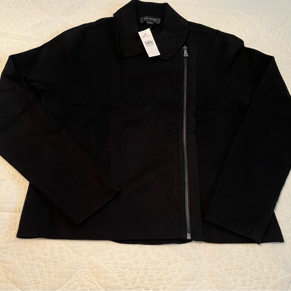 NWT ANN TAYLOR Fitted Sweater. Asymmetrical front zip. Collar. Large. Black.